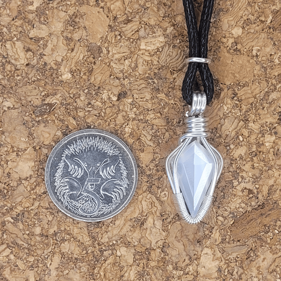 CRYSTAL PENDANT WHITE MOONSTONE