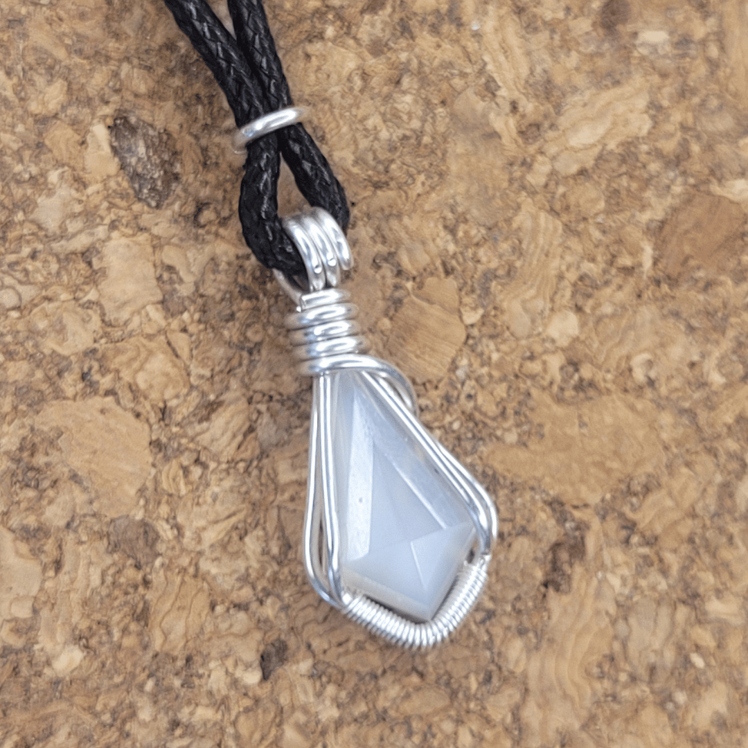 CRYSTAL PENDANT WHITE MOONSTONE