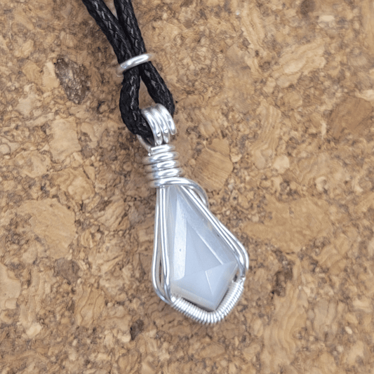 CRYSTAL PENDANT WHITE MOONSTONE